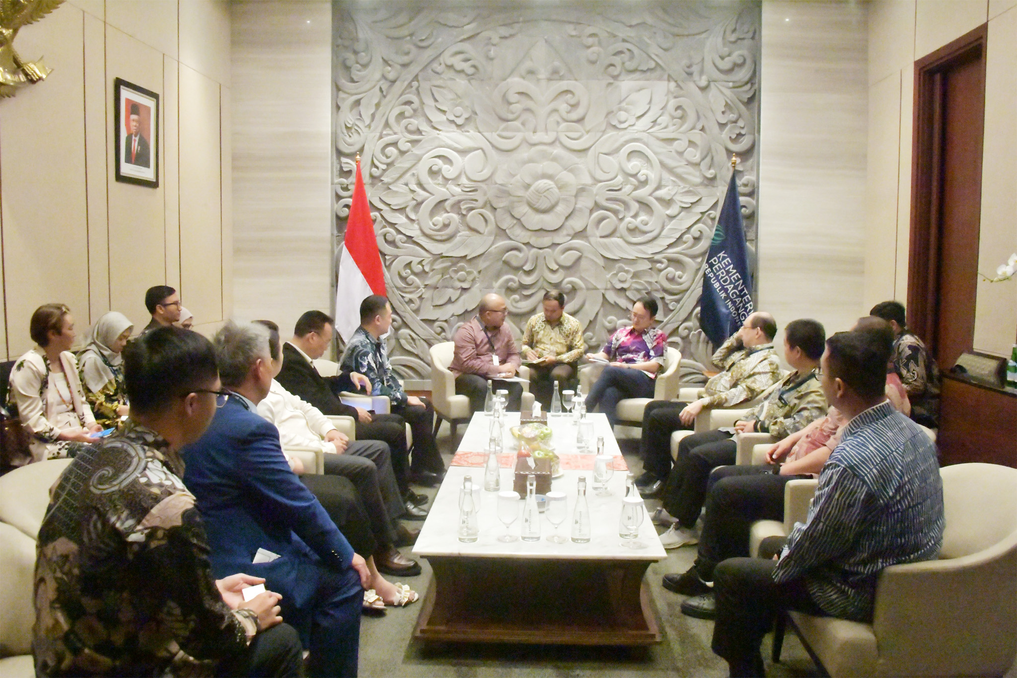 KERJA SAMA: Wamendag Jerry Sambuaga bertemu dengan Delegasi Perwakilan RI di Tiongkok dan Delegasi Bisnis Tiongkok yang berlangsung di Trade Expo Indonesia (TEI) ke-39, Jumat (11/10).