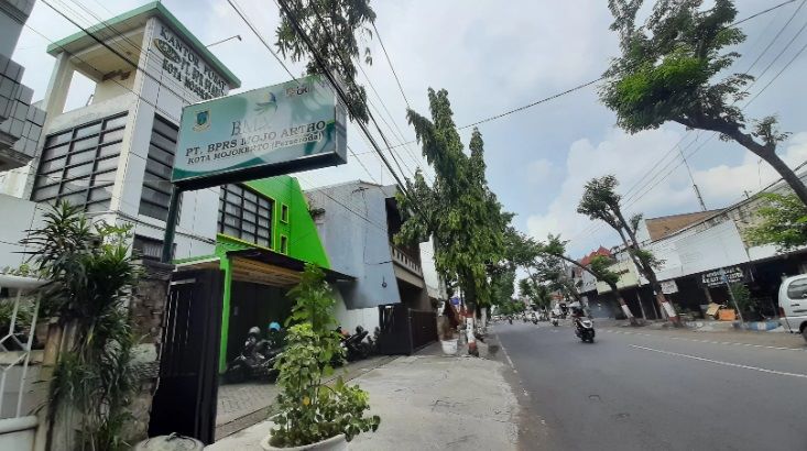 TIDAK SEHAT: Kantor BPRS Mojo Artho yang berada di Jalan Mojopahit Kota Mojokerto.