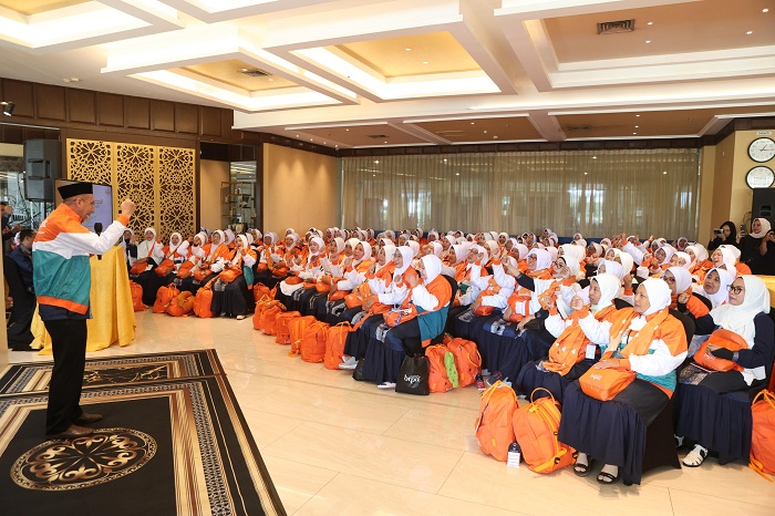UMRAH GRATIS: Ibu-ibu nasabah BTPN Syariah sebelum seremoni pelepasan program Umrah Satu Pesawat, Rabu (9/10).