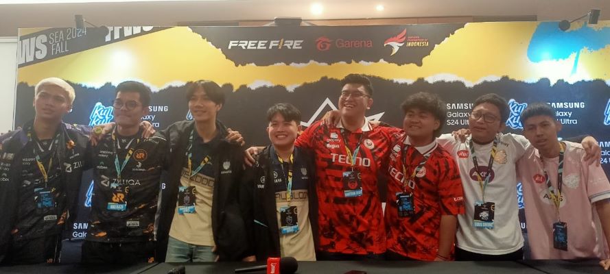 SELAMAT: Tim Buriram United Esports (ketiga dan keempat dari kiri) bersama tiga tim wakil Indonesia di Grand Finals FFWS SEA 2024 Fall di Surabaya.