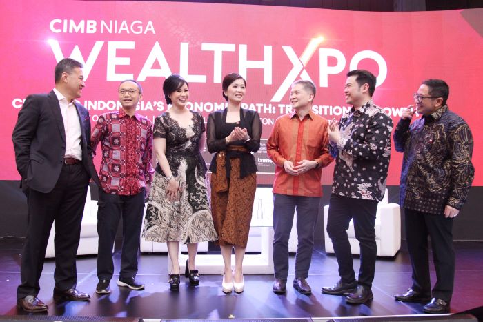 Head of Region Jatim CIMB Niaga Rhena O (tengah), Head of Preferred, Wealth & Insurance Business Ariteguh A (dua kanan), Consumer Banking Marketing Head Deffy LH (tiga kiri),Corcom Head Hery K (kanan)