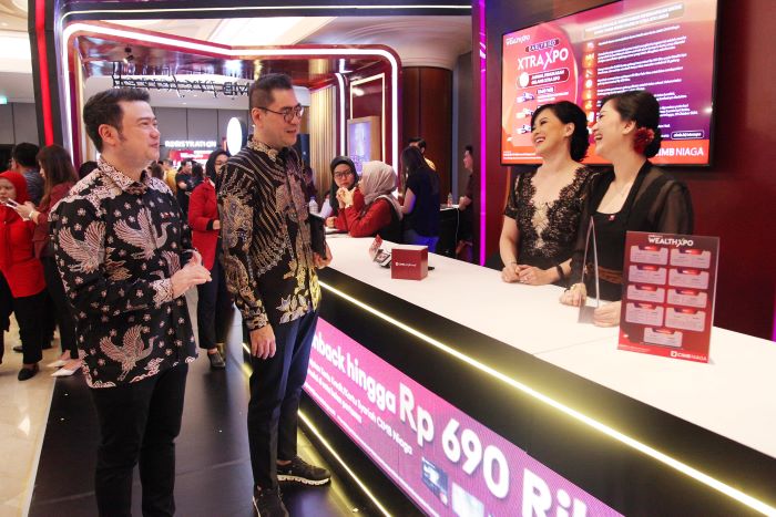 Head of Region Jatim CIMB Niaga Rhena O (kanan), Head of Preferred, Wealth and Insurance Business Ariteguh A (kiri), Consumer Banking Marketing Head Deffy LH (kedua kanan) berbincang dengan nasabah.