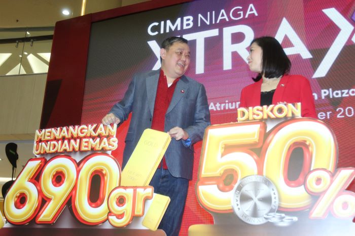 SUKSES: Direktur Consumer Banking CIMB Niaga Noviady Wahyudi (kiri) berbincang dengan Head of Region Jawa Timur CIMB Niaga Rhena Octaria pada pembukaan signature event CIMB Niaga XTRA XPO di Surabaya
