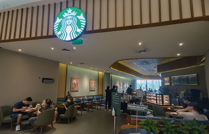 NONGKRONG: Gelombang ketiga perkembangan konsumsi kopi ditandai dengan banyaknya kedai kopi global yang mulai disaingi kedai kopi lokal yang menyajikan kopi khas.