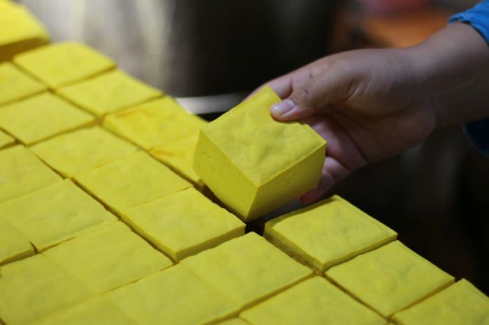 TAHU KEDIRI: Industri kecil dan menengah (IKM) makanan dan minuman (mamin) seperti pembuatan tahu terus didorong untuk menerapkan keamanan produksi pangan.