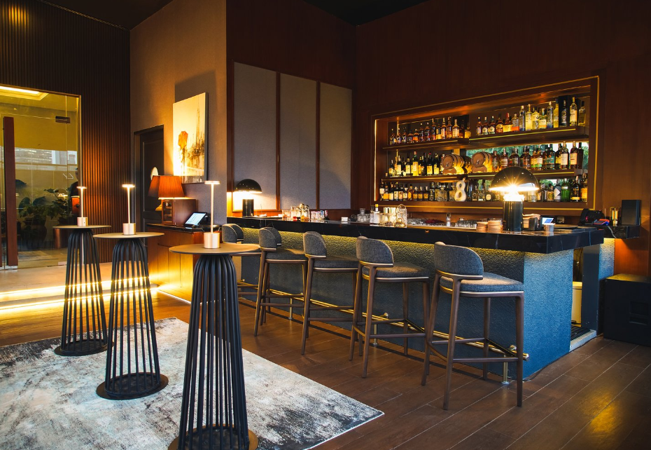 MEWAH: Amber Rooftop Lounge, salah satu lini bisnis LDS Group di sektor gaya hidup.