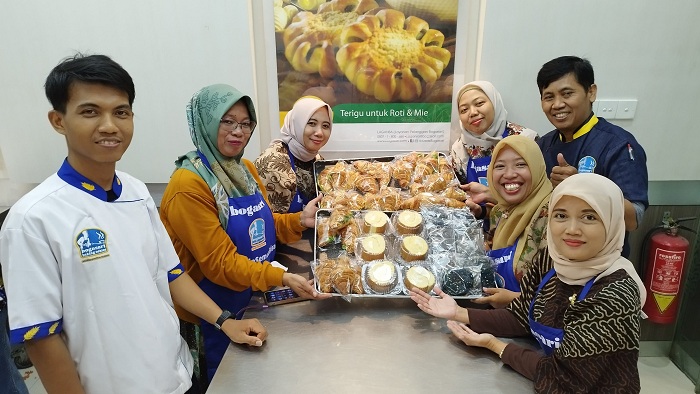 TINGKATKAN SKILL: Kegiatan program pemberdayaan UMKM salah satunya dengan pelatihan pembuatan kue.