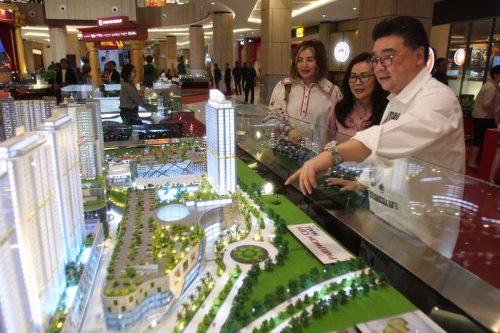 KEJAR TARGET: Sutandi Purnomosidi bersama Fenny Loisa dan Liliani Harsono menunjukan produk Pakuwon Group yang dipamerkan di Pakuwon City Mall Surabaya.