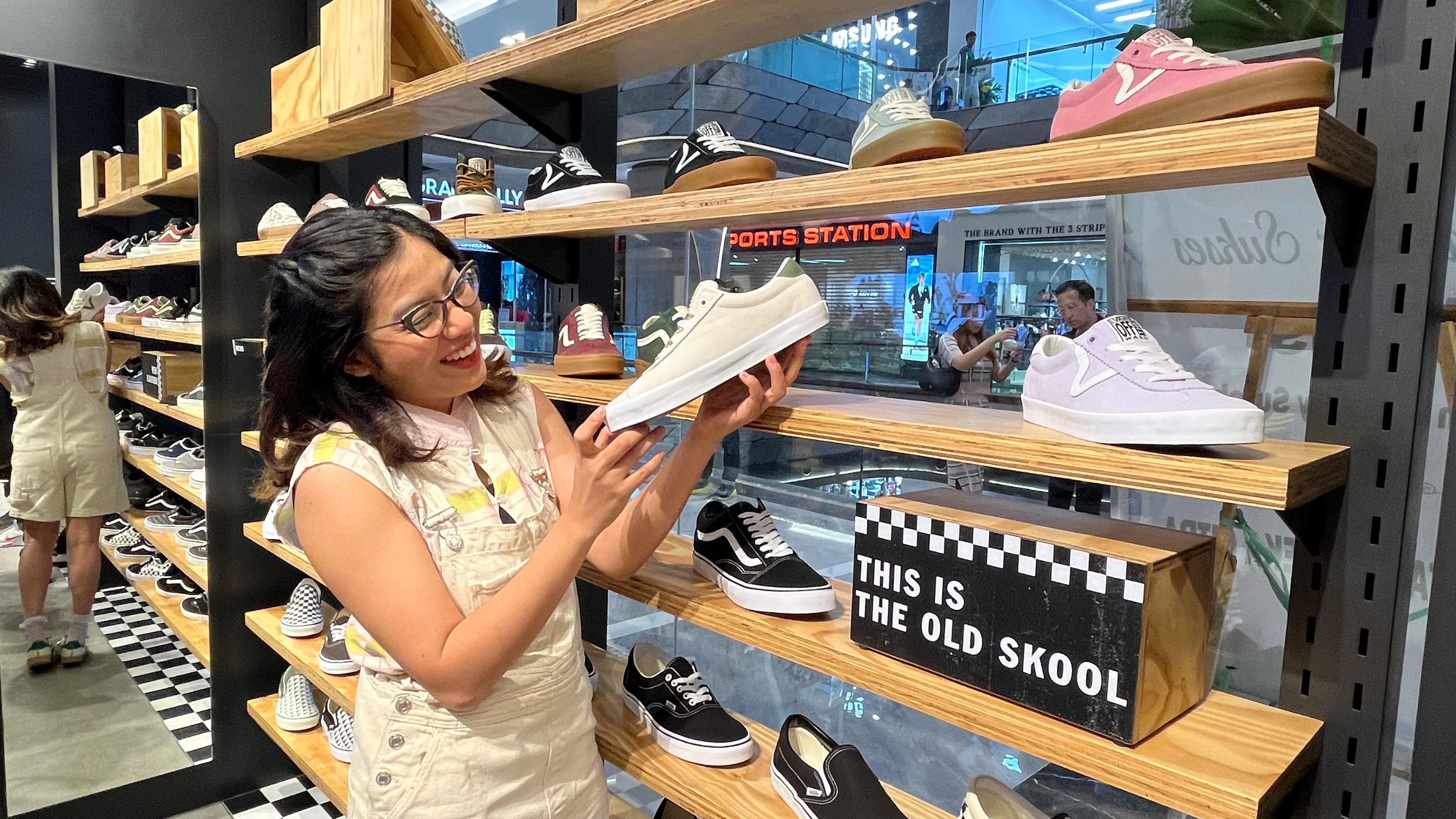 KOLEKSI: Pengunjung melihat koleksi sepatu Vans yang ada di store Pakuwon City Mall 3 Surabaya lantai 1.