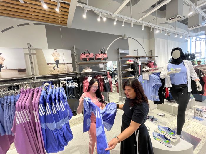 SOFT COLOUR: Marketing Communications Manager PT Navya Retail Indonesia, Juwita Indah Pratiwi (kanan) menunjukkan koleksi jaket terbaru adidas yang ada di store Pakuwon City Mall 3.