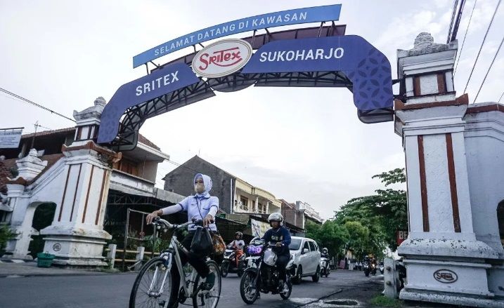 SANTAI: Buruh mengendarai sepeda keluar dari pabrik PT Sri Rejeki Isman Tbk (Sritex) di Sukoharjo, Jawa Tengah, Kamis (24/10).