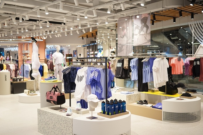 LIFETSYLE: Memiliki area seluas 876 m2 dan area penjualan seluas 704 m2, toko adidas &ldquo;Home of Sport&rdquo; Tunjungan Plaza 5 menjadi toko adidas terbesar di Jawa Timur.  &nbsp;