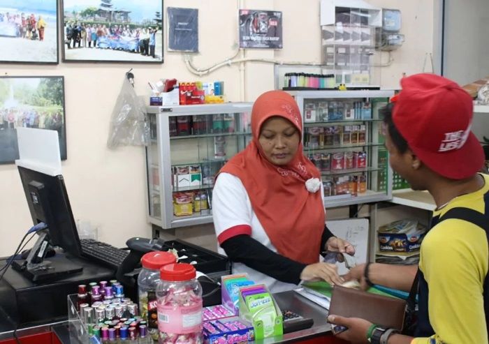 BELANJA DI KOPERASI: Aktivitas jual beli di salah satu koperasi. Saat ini sudah ada 400 koperasi yang sudah bisa disebut modern.