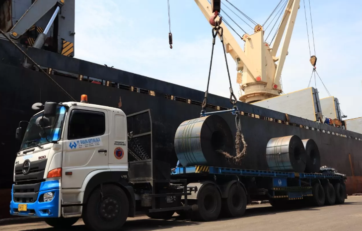 KIRIM BAJA: PT Krakatau Steel siap dukung sektor infrastruktur dan konstruksi Indonesia dengan kontribusi nyata dalam proyek-proyek strategis nasional.