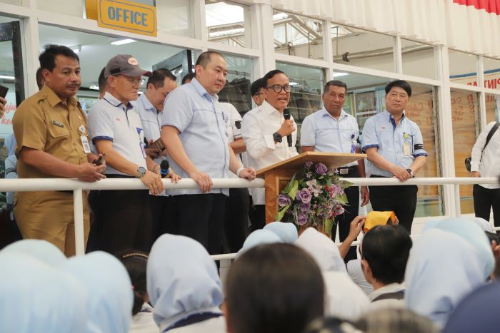 BERI SEMANGAT: Wakil Menteri Ketenagakerjaan Immanuel Ebenezer Gerungan mengunjungi Sritex sebagai bentuk kehadiran pemerintah atas putusan pailit terhadap perusahaan tekstil itu.