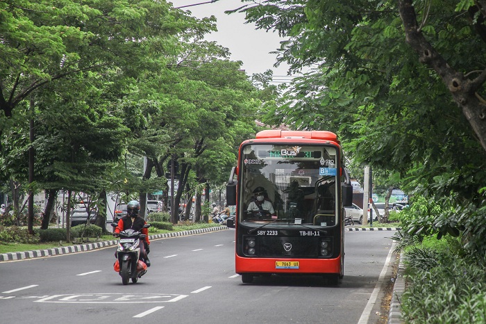 ANGKUTAN PUBLIK: Bus listrik melintas di Jalan Ir Soekarno atau Middle East Ring Road (MERR).