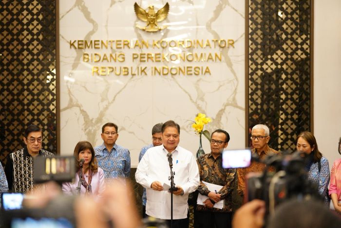 DOORSTOP: Airlngga Hartarto menyampaikan hasil pertemuan dengan para pengusaha yang bergerak di industri padat karya.