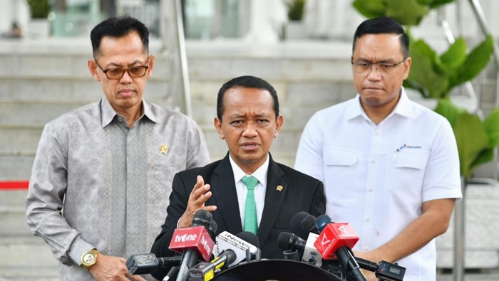 KOORDINASI: Menteri Energi dan Sumber Daya Mineral (ESDM) Bahlil Lahadalia memberikan keterangan pers kepada awak media di Komplek Istana Kepresidenan Jakarta, Kamis (31/10).