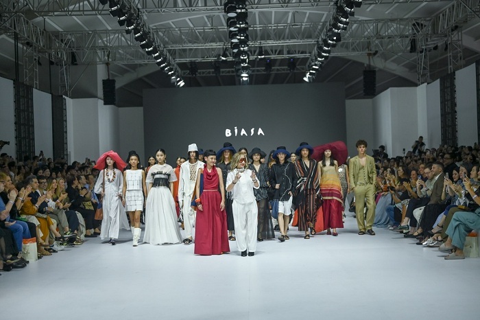 UNIK: Susanna Perini lewat Biasa dengan The Rhapsody Collection - Merayakan 30 Tahun di panggung Jakarta Fashion Week 2025