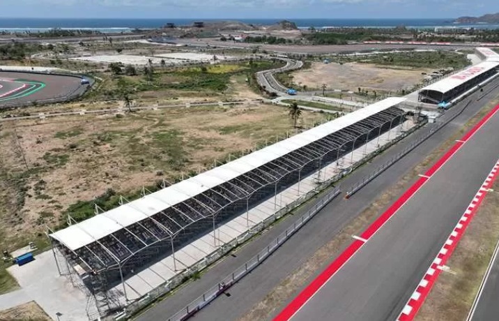 FASILITAS: Komitmen untuk tingkatkan kenyamanan penonton, progres pembangunan kanopi di grandstand Pertamina Mandalika International Circuit capai 50,54 persen.