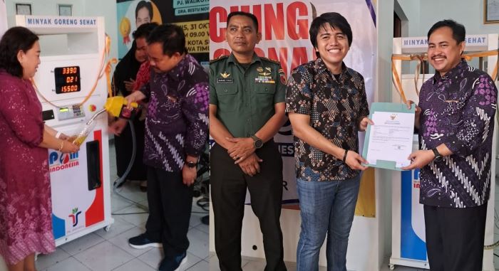 SELAMAT: Sekda Kota Surabaya Ikhsan saat launching dan seremonial simbolis pengucuran minyak goreng di depo POMINDO Rungkut Mapan Utara.