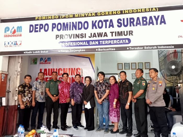 Sekda Kota Surabaya Ikhsan (lima dari kiri) bersama Dirut PT Parabu sekaligus Owner POMINDO Yaya Sumantri (empat dari kiri) saat launching depo induk POMINDO di Jalan Rungkut Mapan Utara, Surabaya.