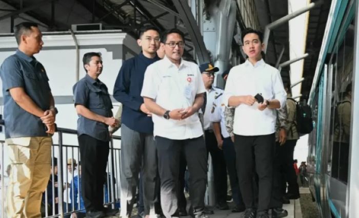 KUNKER: Wapres Gibran Rakabuming Raka melihat langsung uji coba trem berdaya baterai di Stasiun Purwoasri Surakarta.