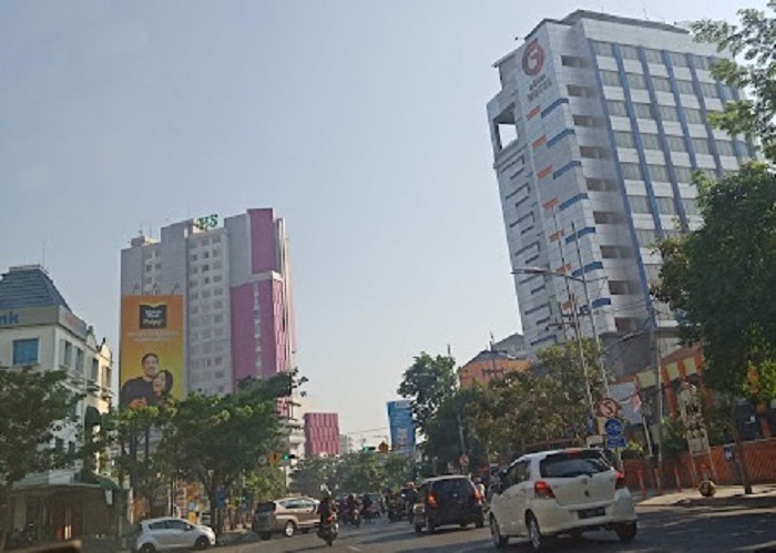 LENGANG: Jalan Raya Gubeng menjadi salah satu jalur utama di Kota Surabaya yang memiliki banyak properti hotel.