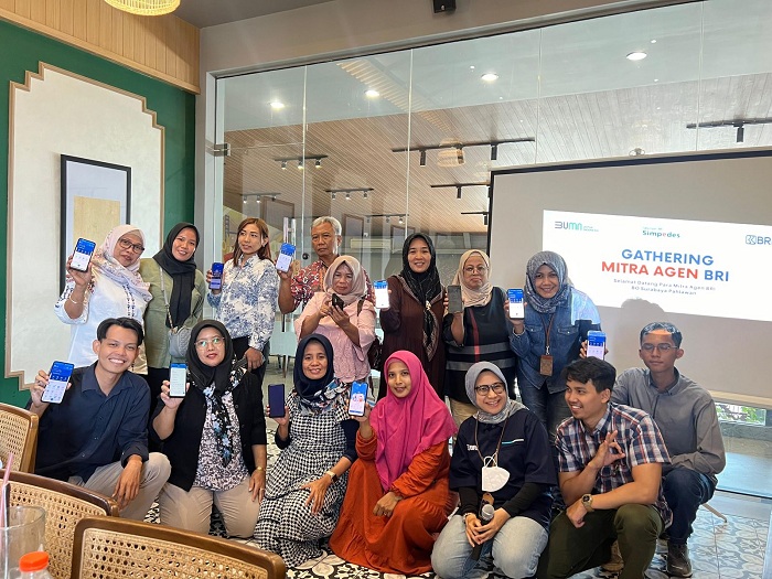 BAHAGIA: Untuk mempererat hubungan dengan para mitra kerjanya, BRI Kanca Pahlawan Surabaya mengadakan Gathering Mitra Agen BRI di RM Wong Solo pada 10 Oktober 2024.  &nbsp;