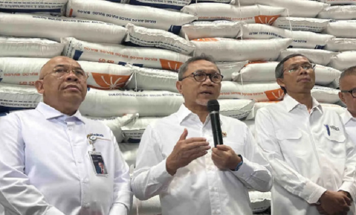 PASTI: Menko Pangan Zulkifli Hasan (tengah), Direktur Utama (Dirut) Perum Bulog Wahyu Suparyono (kiri) meninjau stok beras di kawasan pergudangan Bulog Sunter Timur,  Jakarta, Senin (4/11/2024)