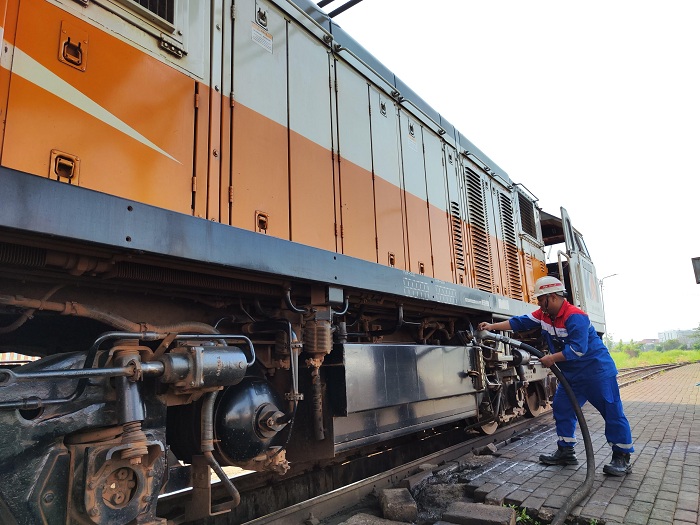 PENGISIAN BBM: Petugas tengah melakukan pengisian BBM pada kereta api di wilayah KAI Daop 8 Surabaya.