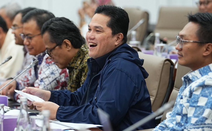 BAHAGIA: Menteri BUMN Erick Thohir (dua dari kanan) tertawa semringah dalam sebuah kesempatan.