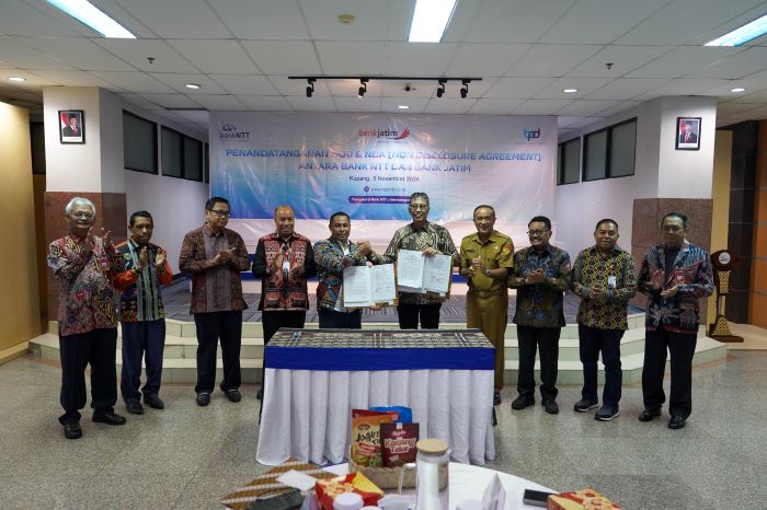 KOMPAK: Penandatanganan MoU antara Bank Jatim dan Bank NTT tentang Rencana Kerja Sama Bisnis dan Pembentukan Kelompok Usaha Bank, Selasa (5/11).