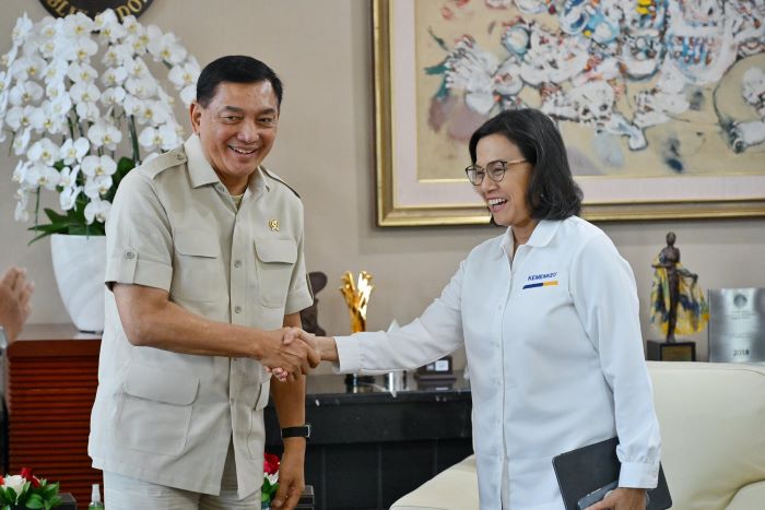 SEPAKAT: Menkeu Sri Mulyani menjabat tangan Menteri Pertahanan Sjafrie Sjamsoeddin yang berkunjung ke kantor Kemenkeu di Jakarta, Senin (4/11).