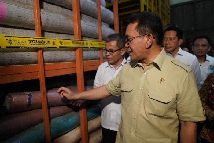 PULUHAN MILIAR: Menteri Perdagangan Budi Santoso menyebut tekstil impor ilegal yang disita di dua lokasi di Jakarta, berasal dari China.