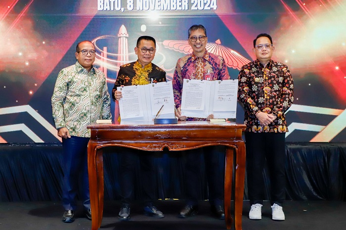 SEPAKAT: Penandatanganan Shareholder Agreement antara Bank Jatim dengan Provinsi Lampung dan Bank Lampung yang dilakukan di Ballroom Golden Tulip Hotel Batu, Jumat (8/11).