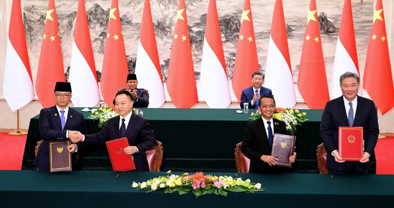 SAHABAT: Presiden Prabowo bersama Presiden Xi Jinping menyaksikan penandatanganan kesepakatan kerja sama Indonesia dan China di Great Hall of the People, Beijing, RRT, Sabtu (9/11).