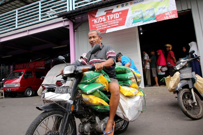 LARIS MANIS: Warga Surabaya membeli beras di Kios Tim Pengendali Inflasi Daerah (TPID) Kota Surabaya.