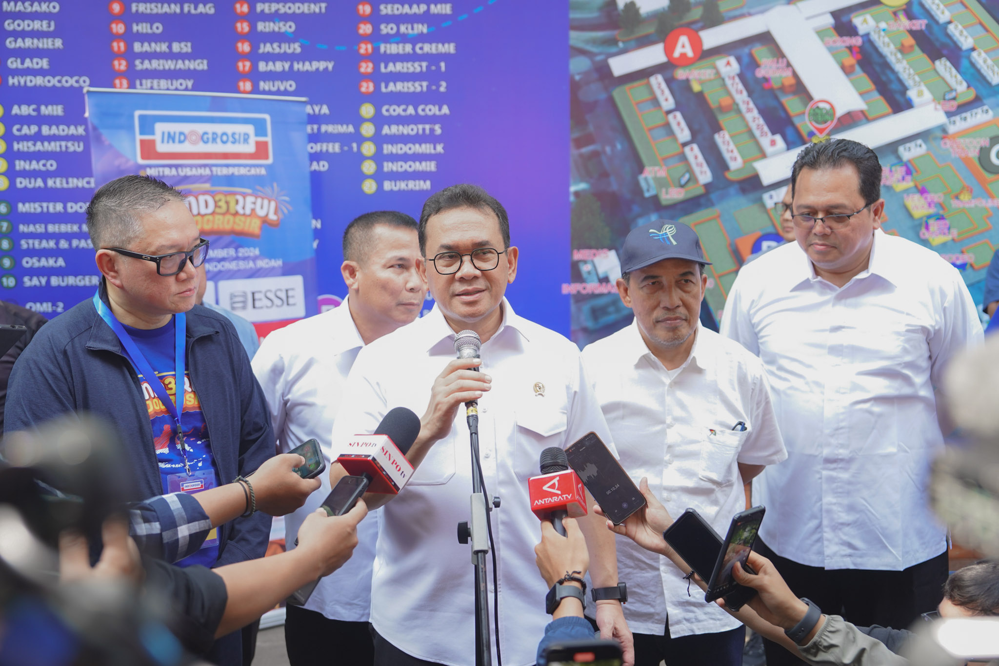 WAWANCARA: Menteri Perdagangan Budi Santoso ditemui di sela acara Gathering Indogrosir 2024 yang diselenggarakan di Taman Mini Indonesia Indah (TMII), Jakarta, Minggu (10/11).