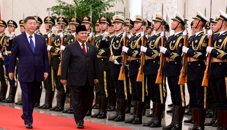 KOORDINASI: Presiden Prabowo Subianto dan Presiden China Xi Jinping melakukan inspeksi jajaran pasukan kehormatan yang berjaga di Great Hall of the People, Beijing, Sabtu (9/11).