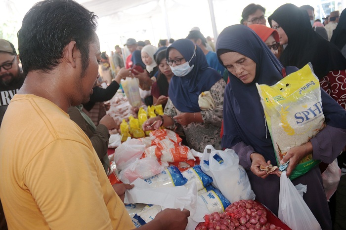 PASAR MURAH: Sejumlah warga berbelanja sembako, dalam pasar murah yang digelar Pemprov Jatim di halaman kantor Disperindag Jatim, Senin (11/11).