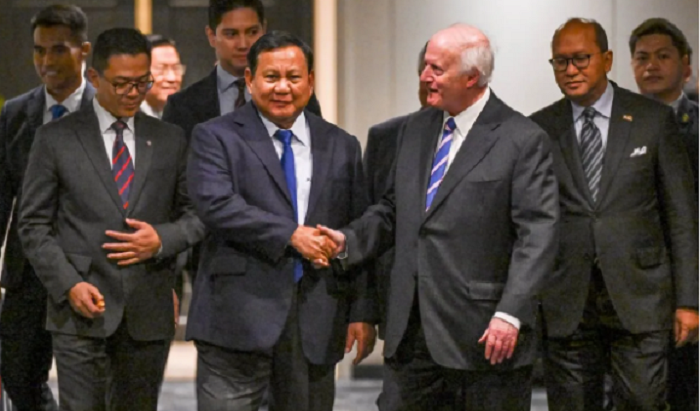 SAHABAT: Presiden Prabowo (kedua kiri) berbincang dengan Presiden United States Indonesia Society (Usindo) David Merrill (kedua kanan) sebelum pertemuan dengan anggota Usindo di Washington DC.