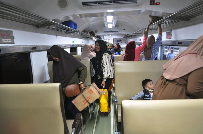 MENINGKAT: Jumlah penumpang commuter line di wilayah KAI Daop 8 Surabaya pada Oktober mengalami peningkatan 12,7 persen.