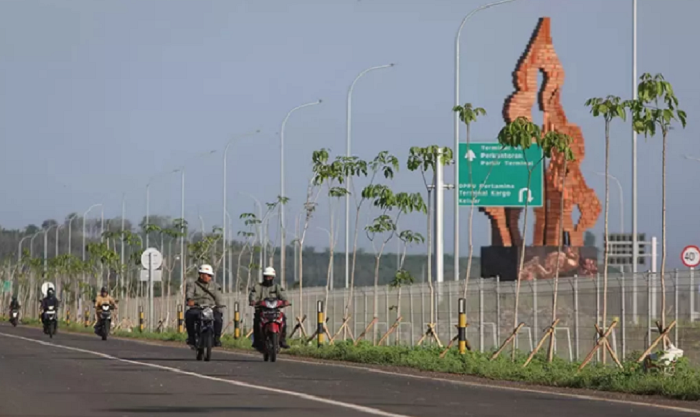 ILUSTRASI: Pengendara melintas di kawasan Bandara Dhoho Kediri.