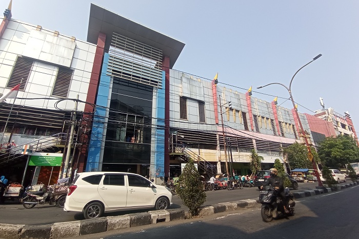 SEPI: Pengendara kendaraan bermotor melintas tak jauh dari bangunan Pasar Kapasan di Surabaya.