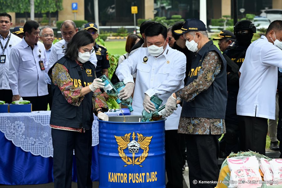 ILEGAL: Menteri Keuangan Sri Mulyani Indrawati bersama Tim DJBC memusnahkan barang selundupan yang masuk ke Indonesia.