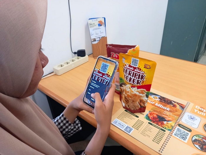 KREATIF: Konsumen memantau Trace untuk menelusuri produk halal Indonesia.