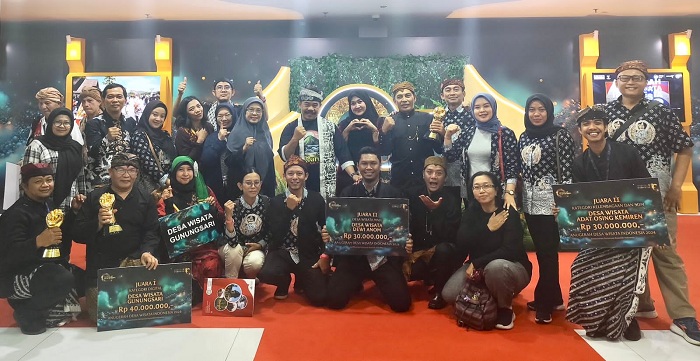 BAHAGIA: Pemprov Jatim mendapat penghargaan terbanyak pada saat malam penganugerahan Anugerah Desa Wisata Indonesia yang digelar Kementerian Pariwisata, di Teater Tanah Airku, TMII, Minggu (17/11).
