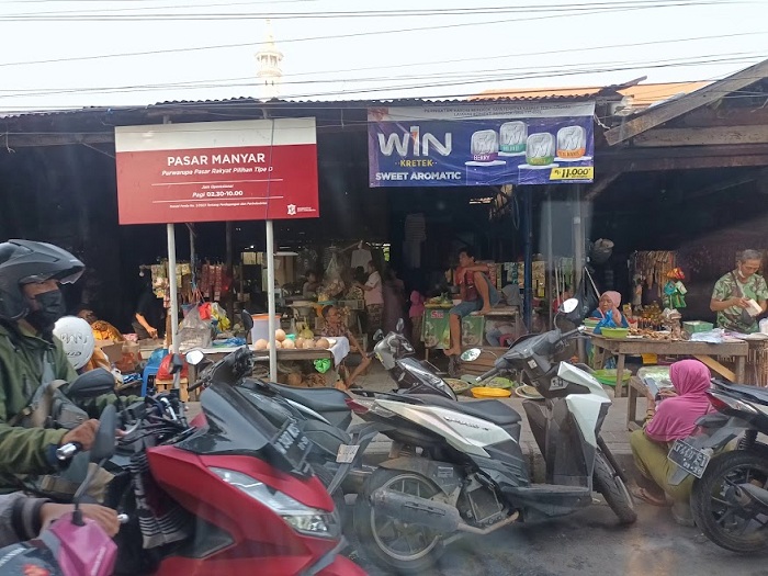PASAR TRADISIONAL: Suasana Pasar Manyar Surabaya. Daya beli masyarakat menjadi kunci untuk mewujudkan pertumbuhan ekonomi 8 persen.
