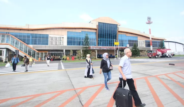 LAPANG: Suasana landasan Bandara Abdul Rahman Saleh Malang. Dishub Jatim akan segera melengkapinya dengan garbarata.